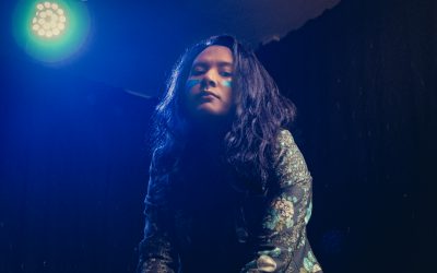 Romances juveniles en clave de indie pop: Ian Pintado de Azul presenta «Pop del momento»