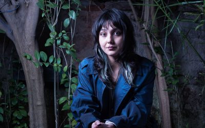 Paisajes internos y experimentación folk en «Detrás de las palabras», el brillante debut de Alfilera