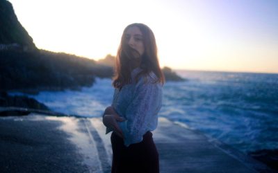 Catalina Almendra transforma la inseguridad en canción con  «Camino del Mar», nuevo adelanto de su álbum debut