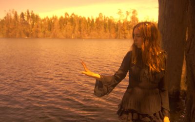 El arte de mirar(se) a través del tiempo: Catalina Almendra presenta «Transparente», su primer LP