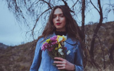 Tras abrir los shows de Jorge Drexler y Jonas Brothers: Olivia García estrena «Marzo», un cálido himno folk pop para abrazar el invierno